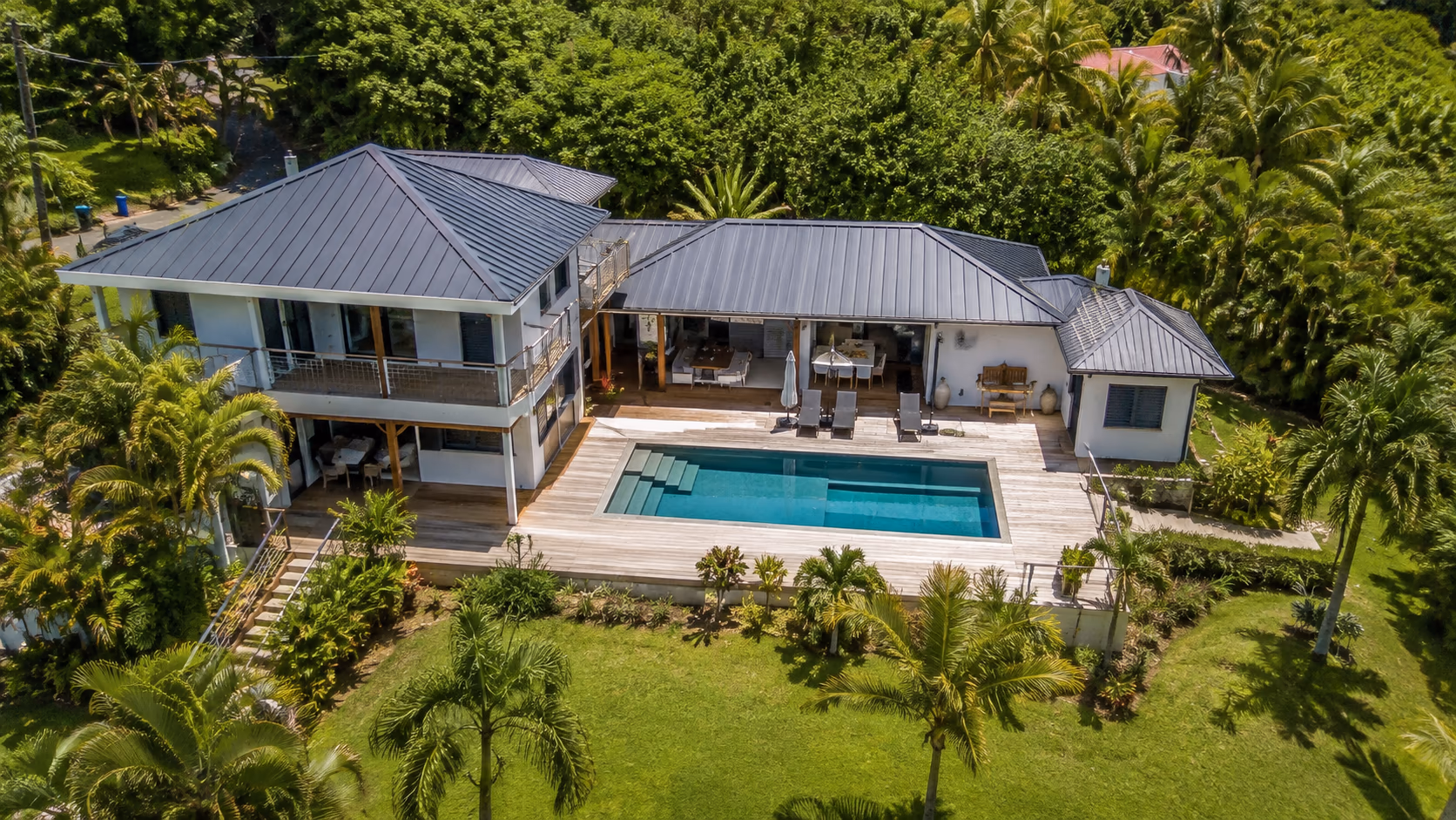 Illustration d’une villa avec piscine entourée de végétation tropicale, vue d’en haut.